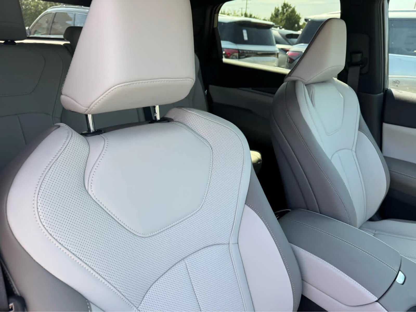 New 2027 GRAPHITE SHADOW INFINITI Luxe AWD image 7