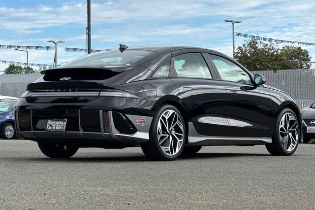 Used 2024 Black Hyundai SEL image 4