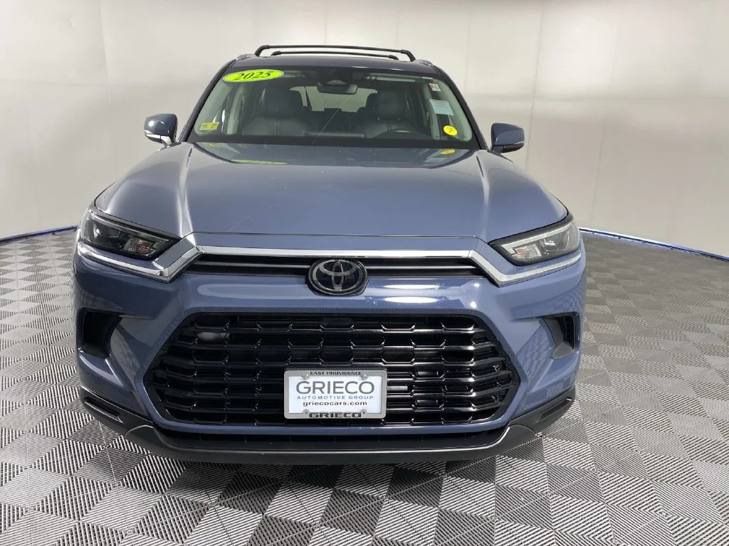 Used 2025 Cloud Toyota XLE image 3