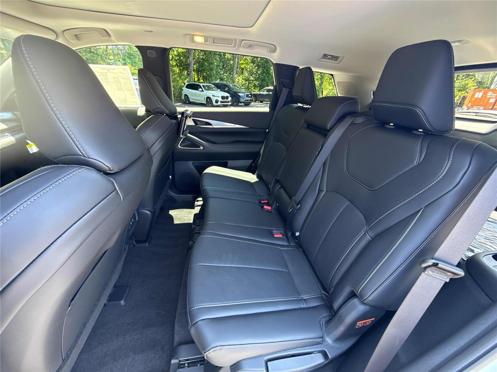 New 2027 RADIANT WHITE INFINITI Luxe FWD image 12