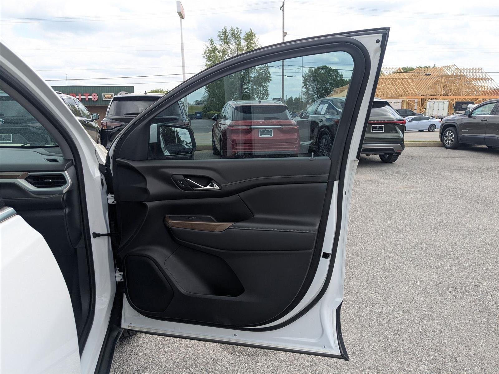 Used 2023 Summit White GMC SLE image 31