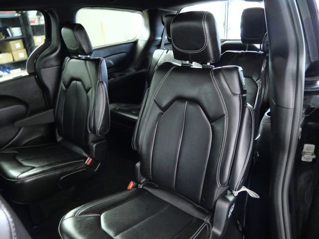 Certified Used 2025 Diamond Black Crystal Pearlcoat Chrysler Select image 14