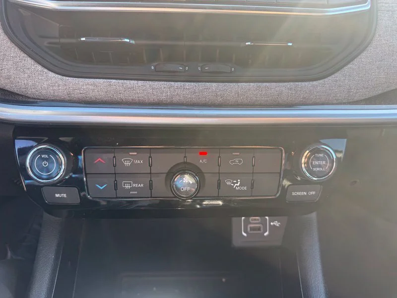 Used 2023 Silver Jeep Latitude Lux image 10