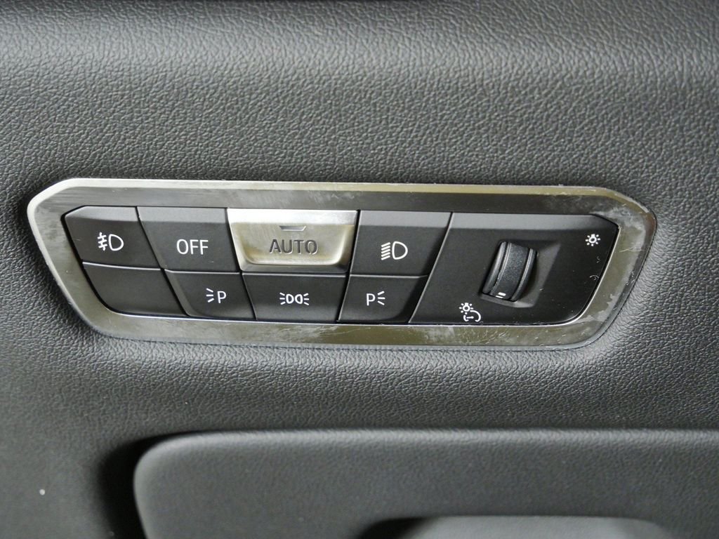 Used 2021 Phytonic Blue Metallic BMW xDrive40i image 40