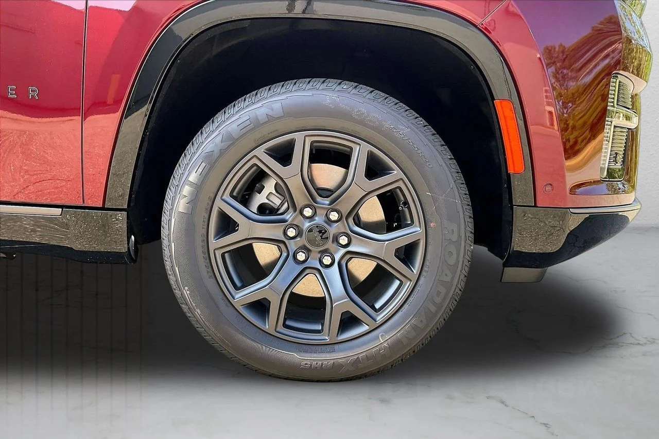 New 2026 Velvet Red Pearl-Coat Exterior Paint Jeep Limited Altitude image 36