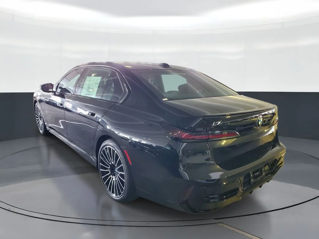 New 2026 Black BMW M70 image 4