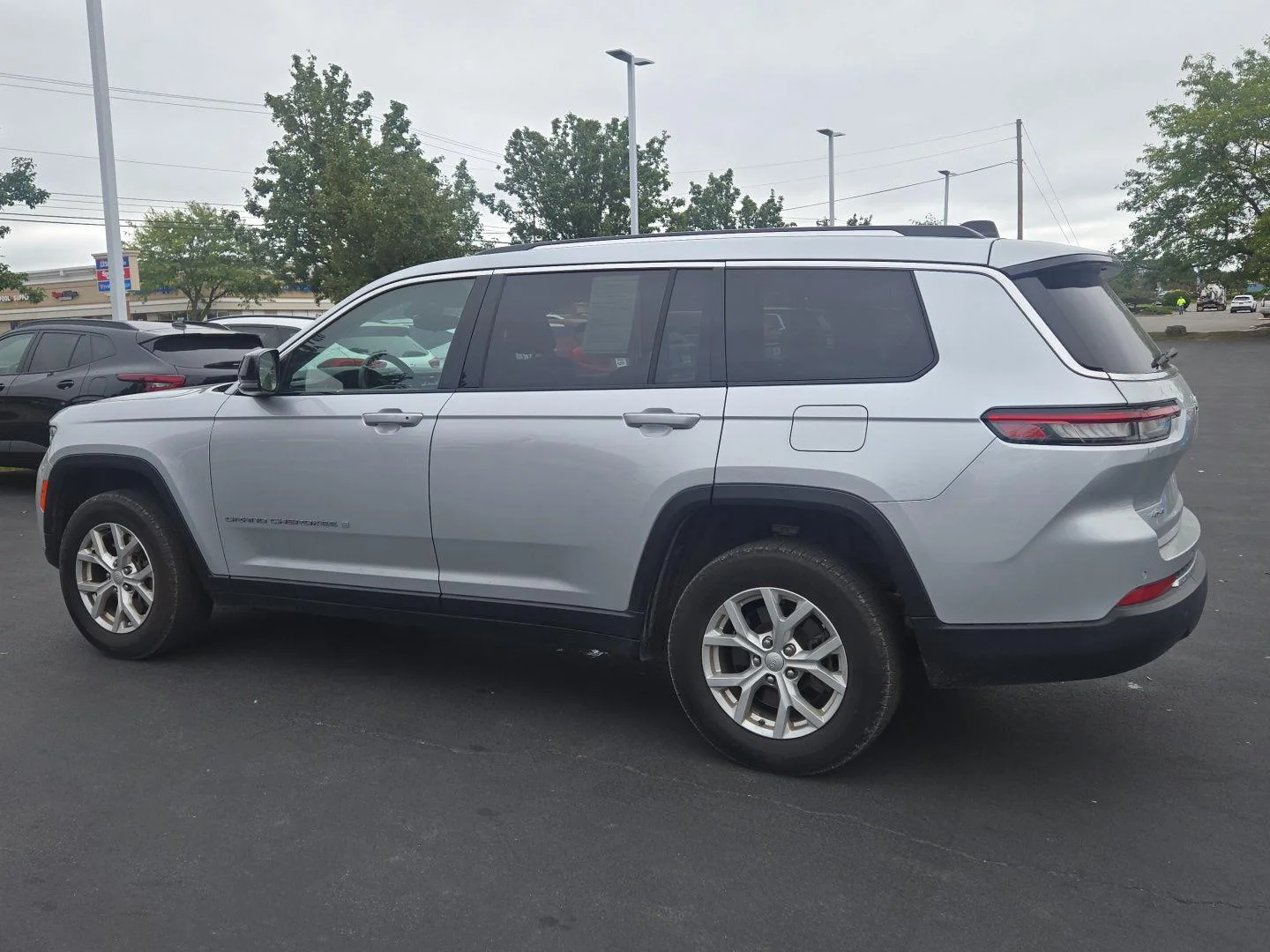 Used 2023  Jeep Limited image 4