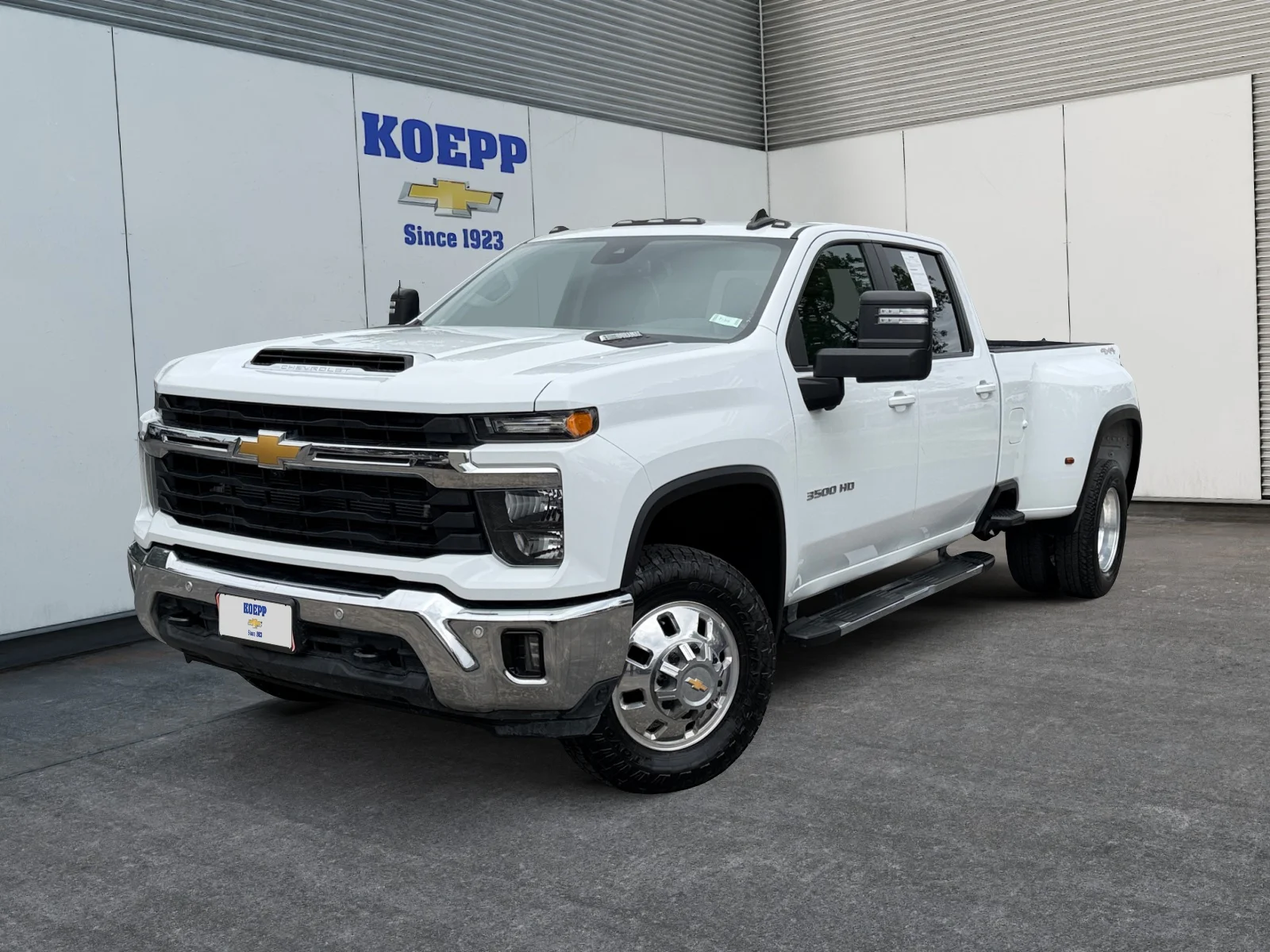 Used 2025 Summit White Chevrolet LT DRW image 1