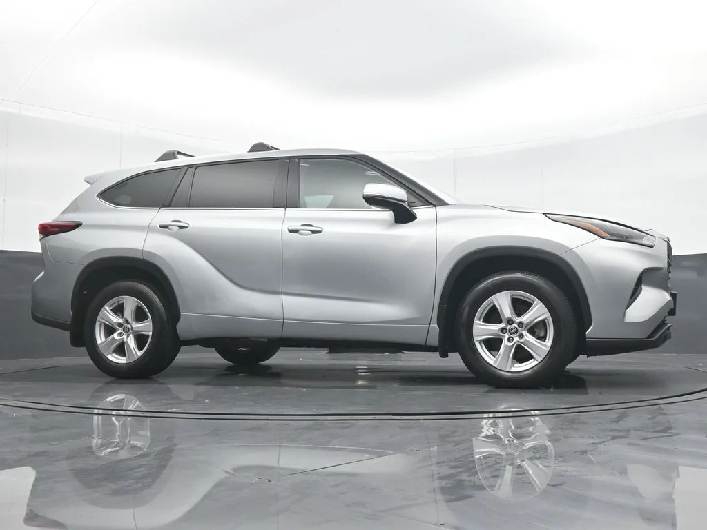 Used 2022 Silver Toyota L image 33