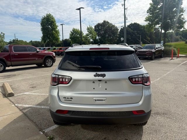 New 2026 Silver Zynith Metallic Clear-Coat Exterior Paint Jeep Latitude image 5