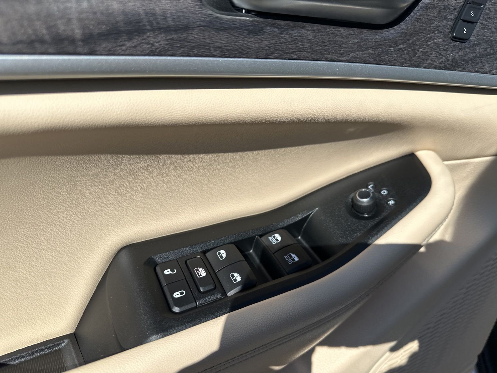Used 2023 Silver Jeep Limited image 19