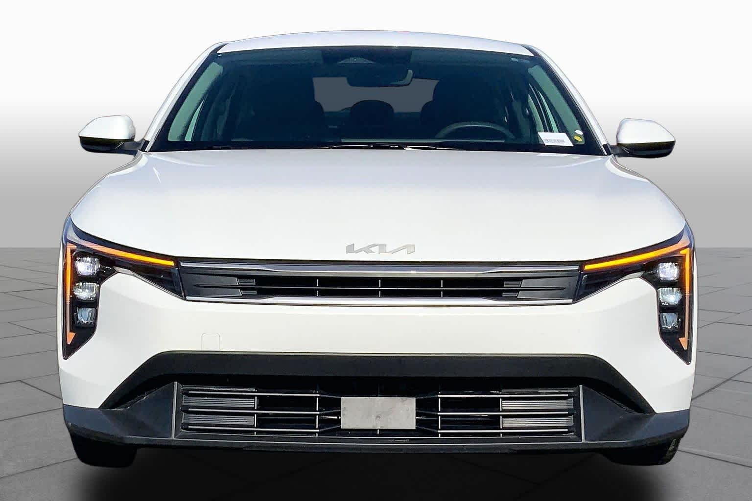 Used 2025 Snow White Pearl Kia LXS image 4