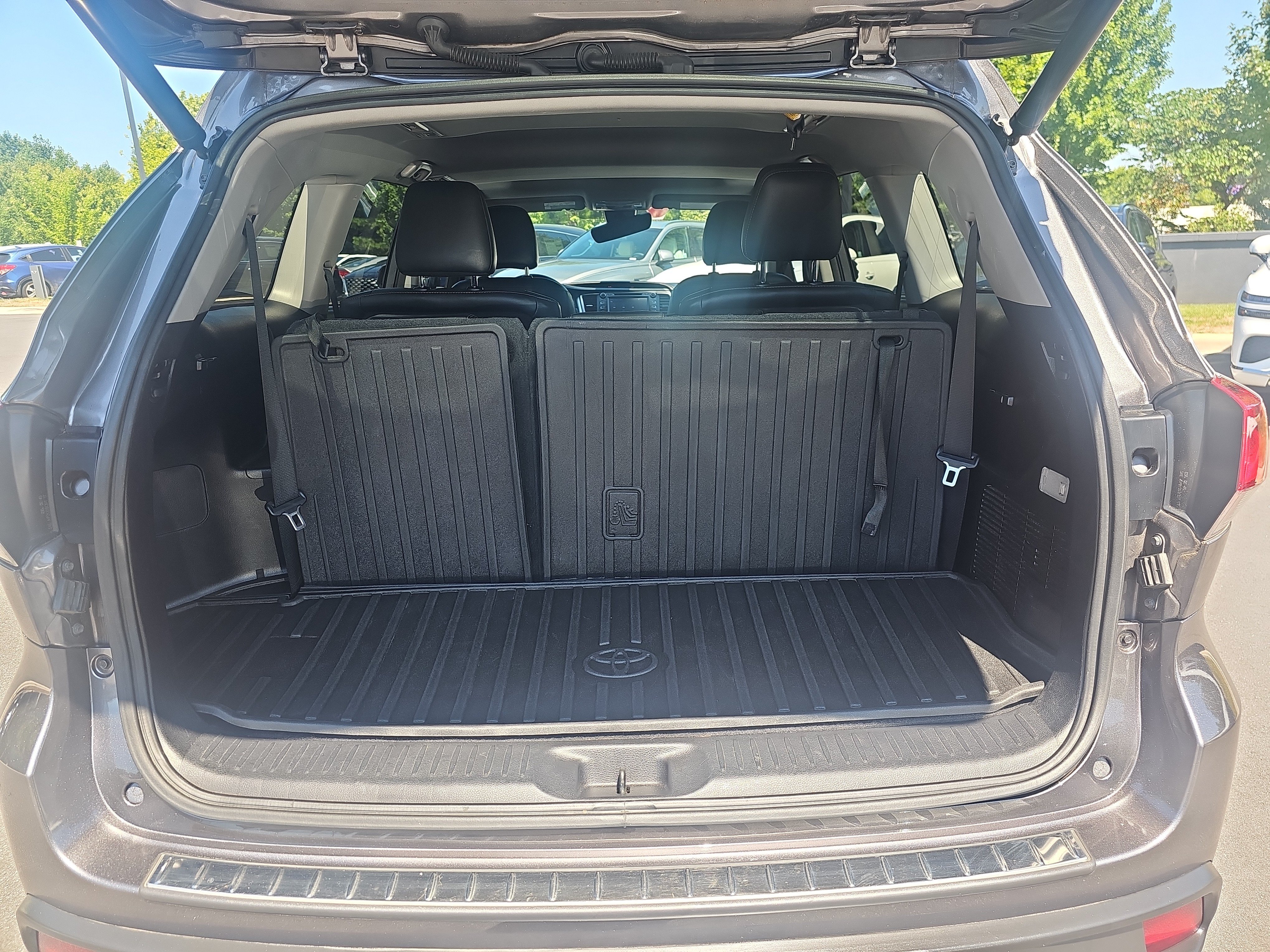 Used 2018 Predawn Gray Mica Toyota XLE image 33