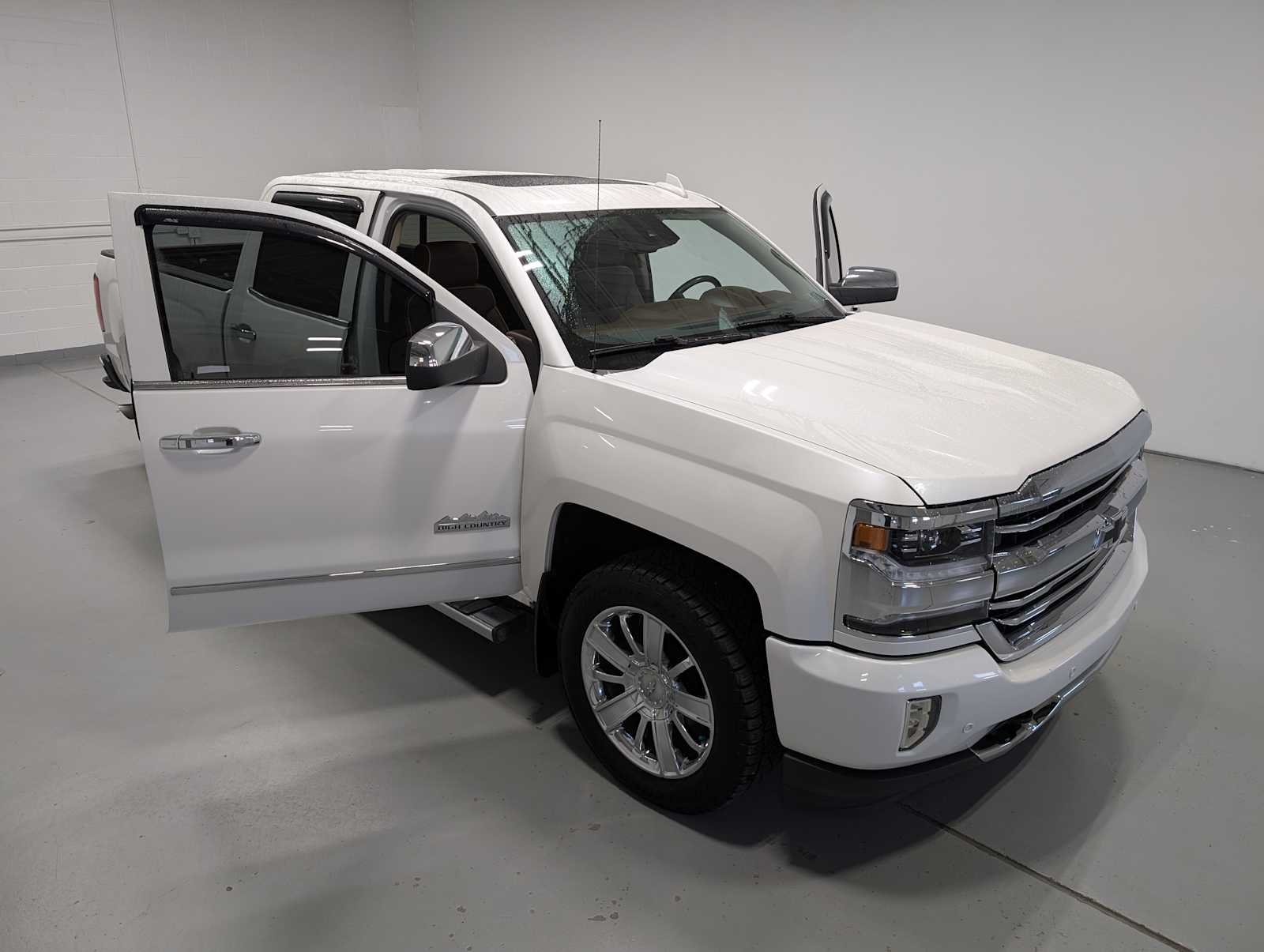 Used 2017 Iridescent Pearl Tricoat Chevrolet High Country image 17
