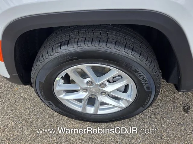New 2026 Bright White Clear-Coat Exterior Paint Jeep Laredo image 17