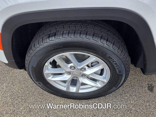 New 2026 Bright White Clear-Coat Exterior Paint Jeep Laredo image 17