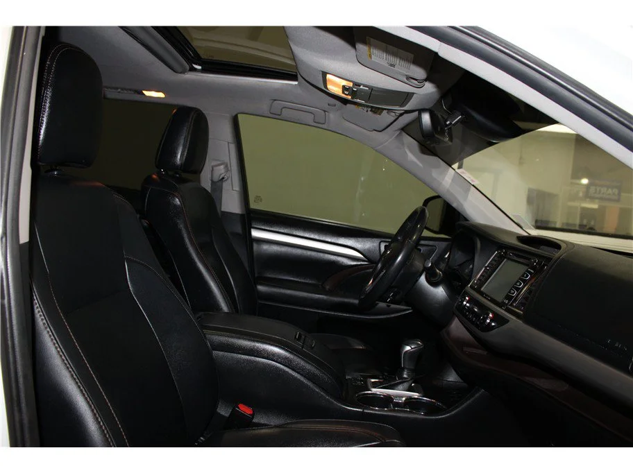 Used 2019 White Toyota XLE Sport Utility 4D image 25