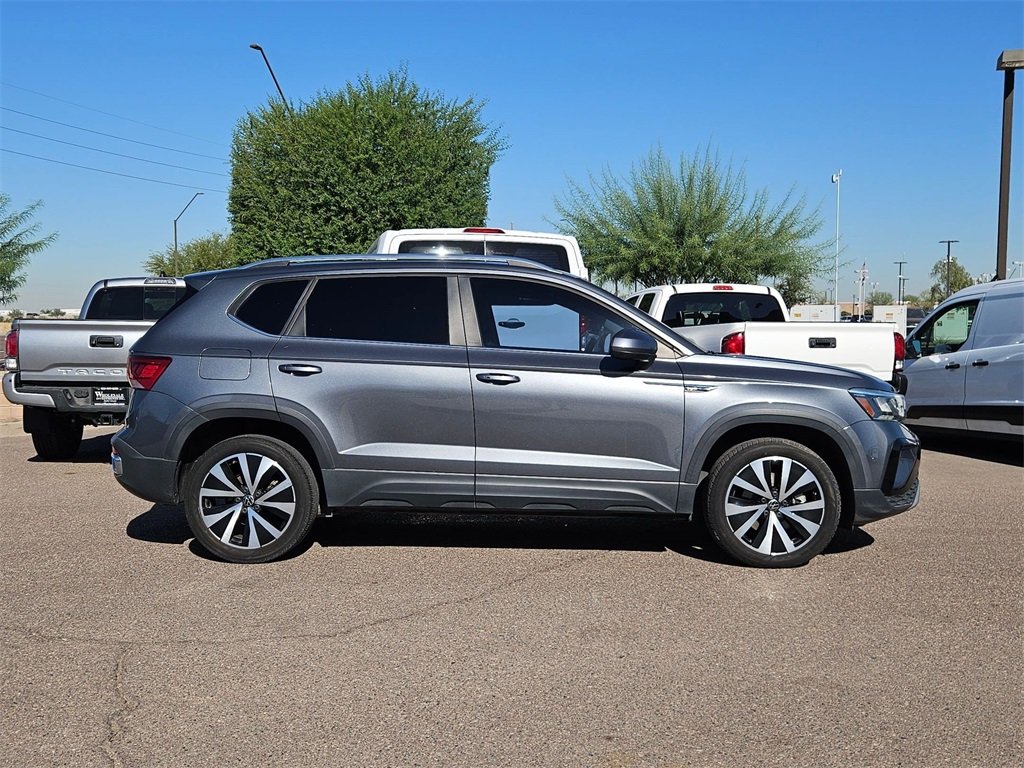 2022 Volkswagen Taos SE photo 3