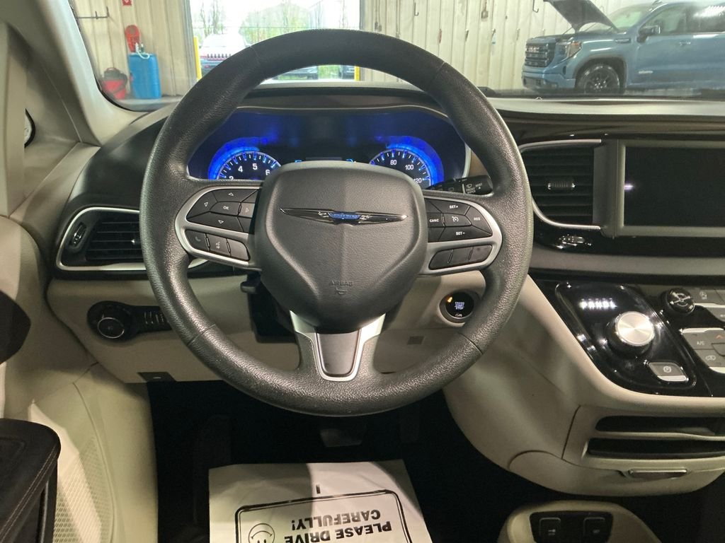 Used 2018 Gray Chrysler Touring Plus image 17
