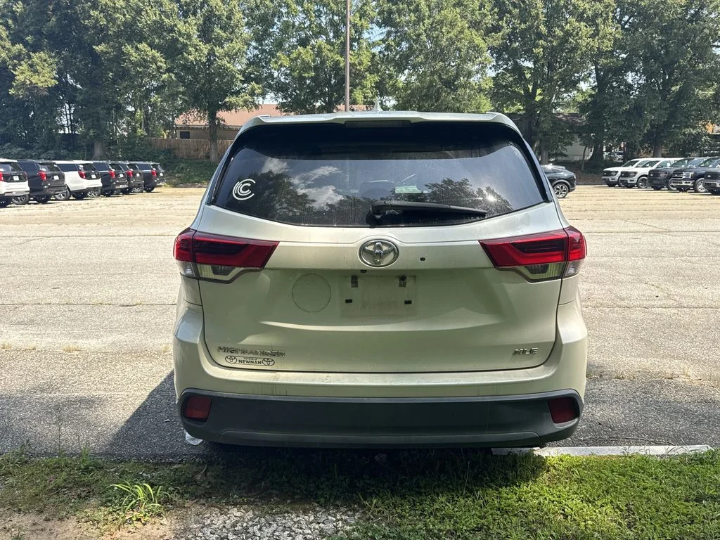 Used 2017 White Toyota XLE image 5