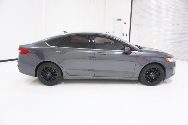 Used 2020 GREY Ford SE image 4