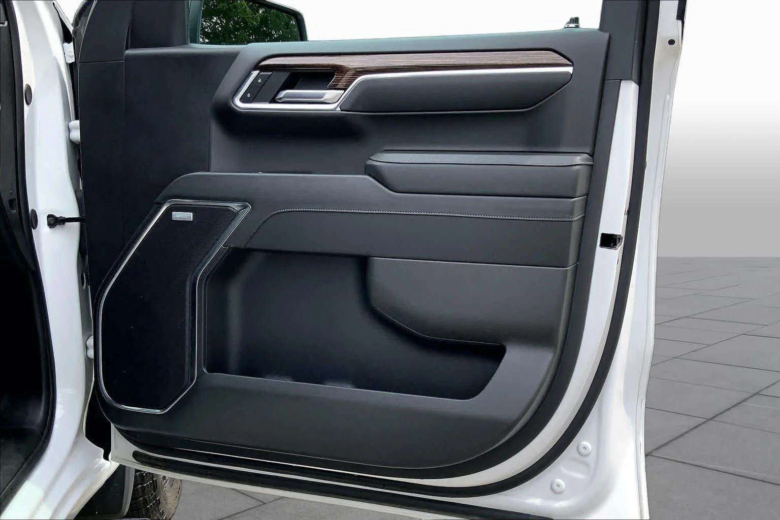 Used 2024 Summit White GMC Elevation image 23