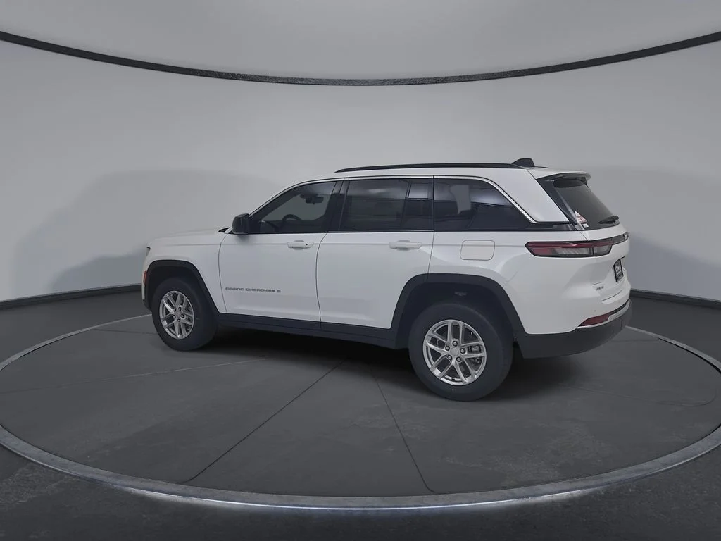 New 2026 Bright White Clear-Coat Exterior Paint Jeep Laredo X image 10