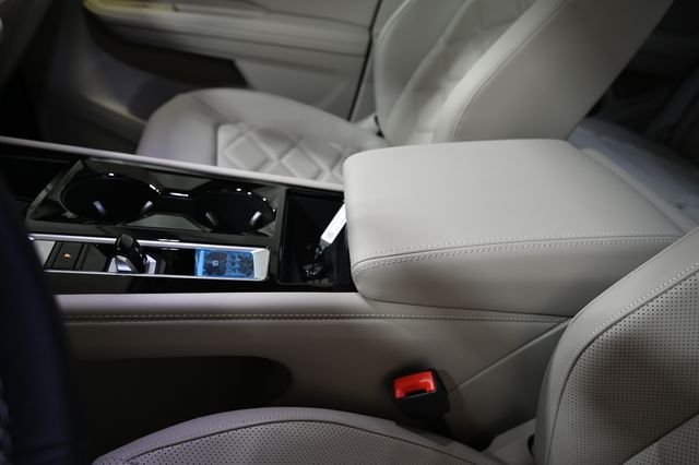 New 2026 Black Volkswagen 2.0T SE w/Technology image 24