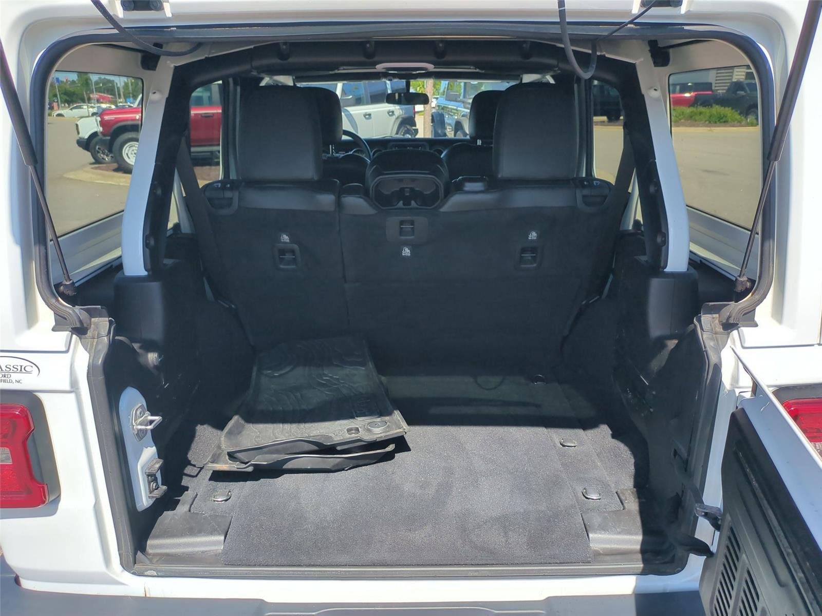 Used 2019 Bright White Clearcoat Jeep Sahara image 33