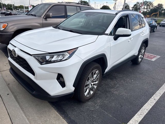 Used 2019 White Toyota XLE Premium image 1