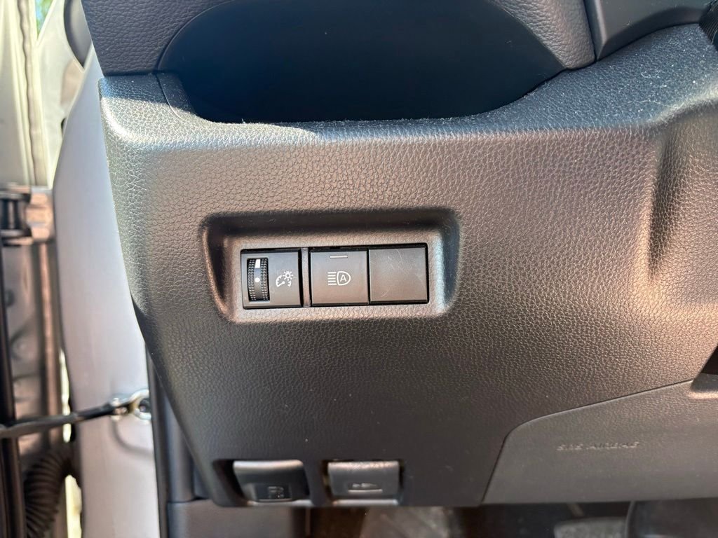 Used 2021 Silver Toyota XLE image 9