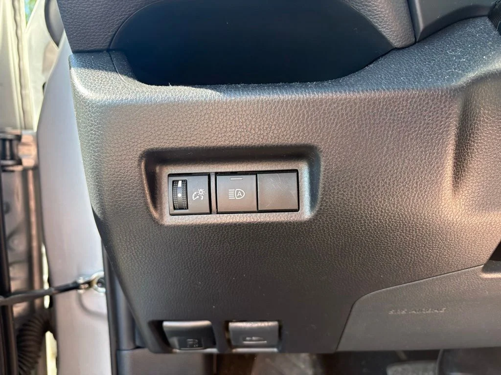Used 2021 Silver Toyota XLE image 9