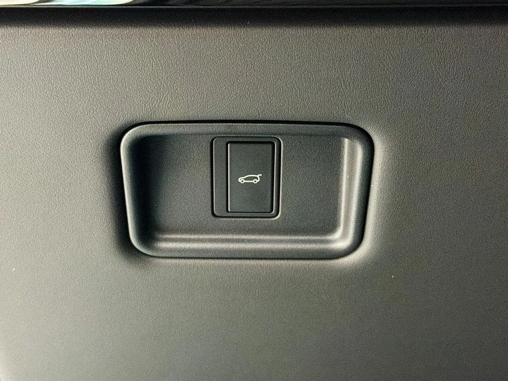 New 2026 Fuji White Land Rover SE image 10