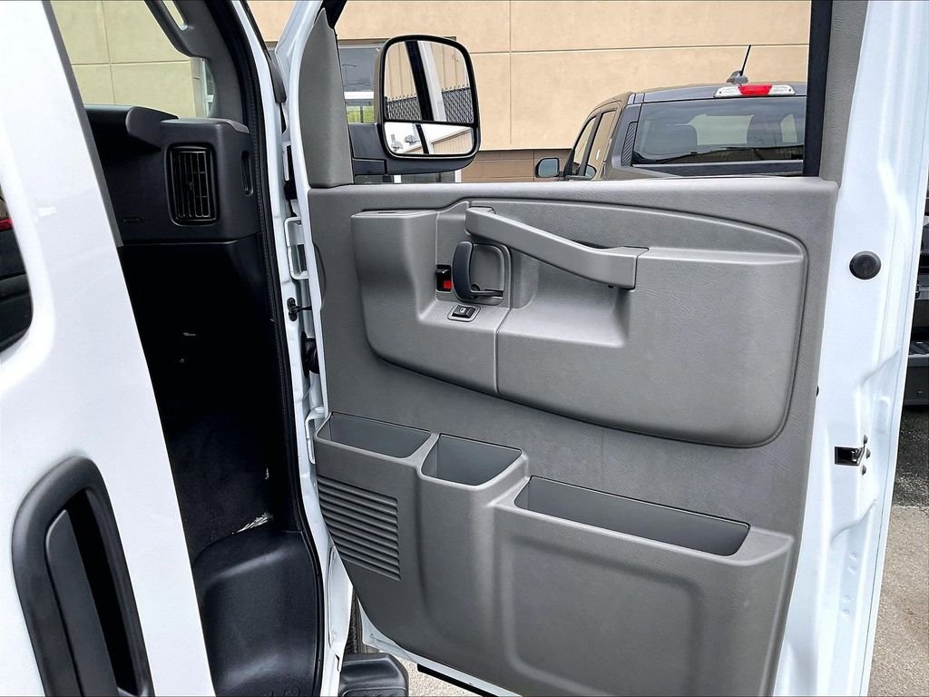 Used 2025 White Chevrolet LT image 12