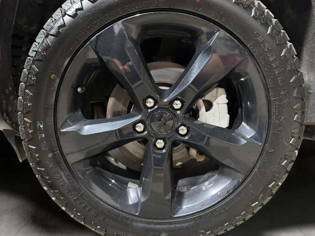 Used 2024 Diamond Black Crystal Pearlcoat Jeep Limited image 30