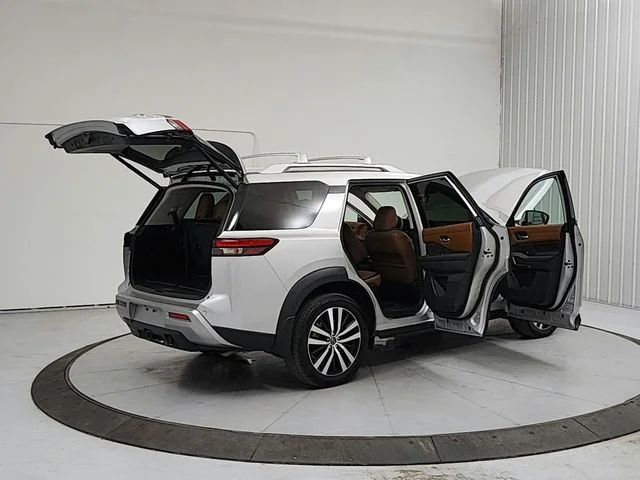 Used 2025 Silver Nissan Platinum image 15