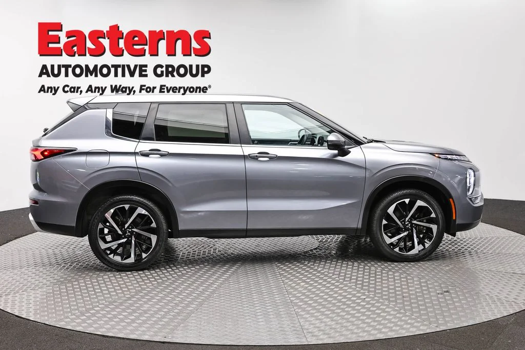 Used 2024 Gray Mitsubishi SE image 4