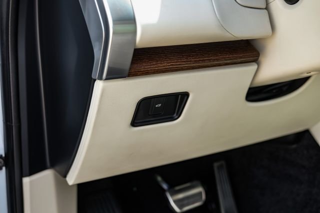 Used 2025 White Land Rover SE image 30