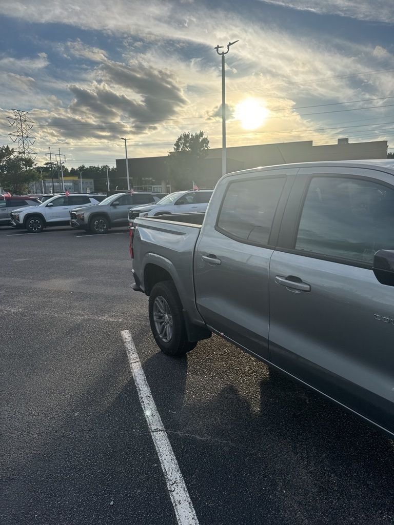 2023 Chevrolet Colorado LT photo 3