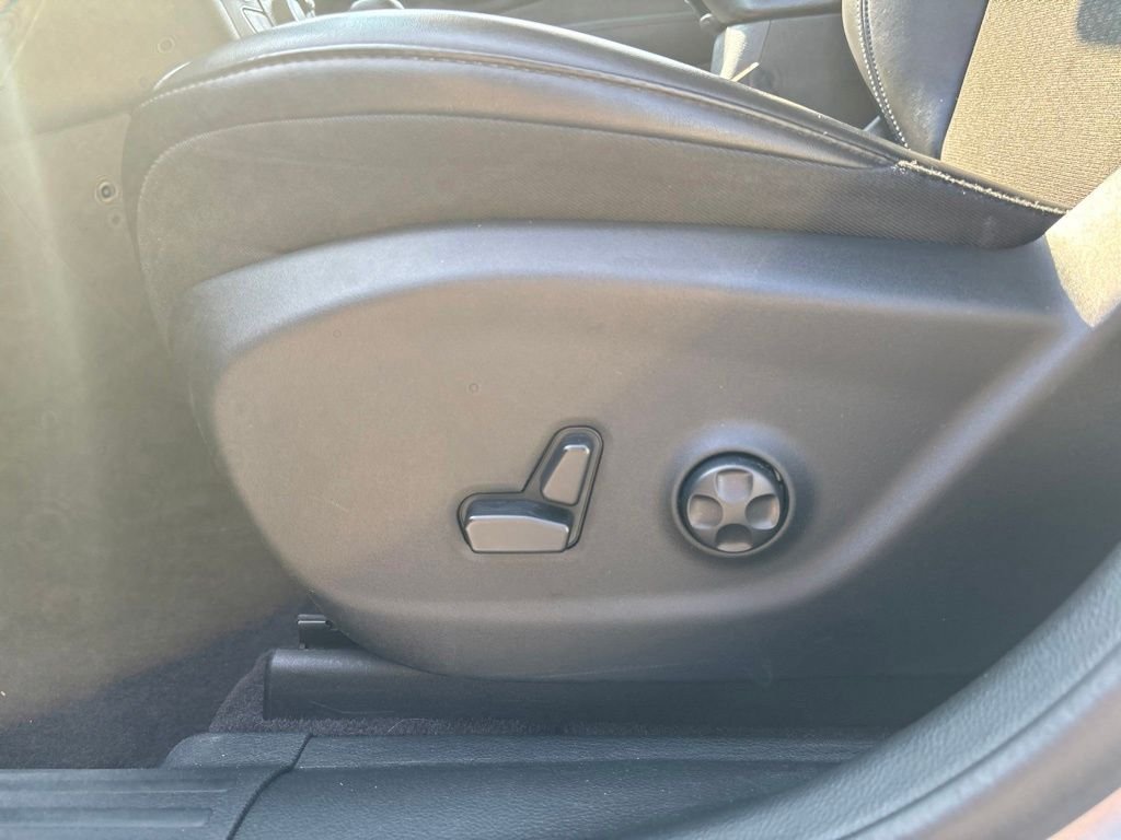 Used 2019 Silver Jeep Latitude Plus image 14