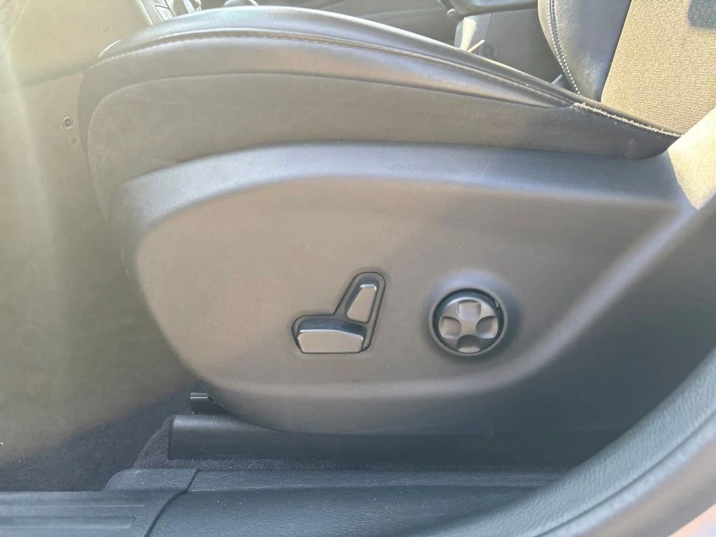 Used 2019 Silver Jeep Latitude Plus image 14