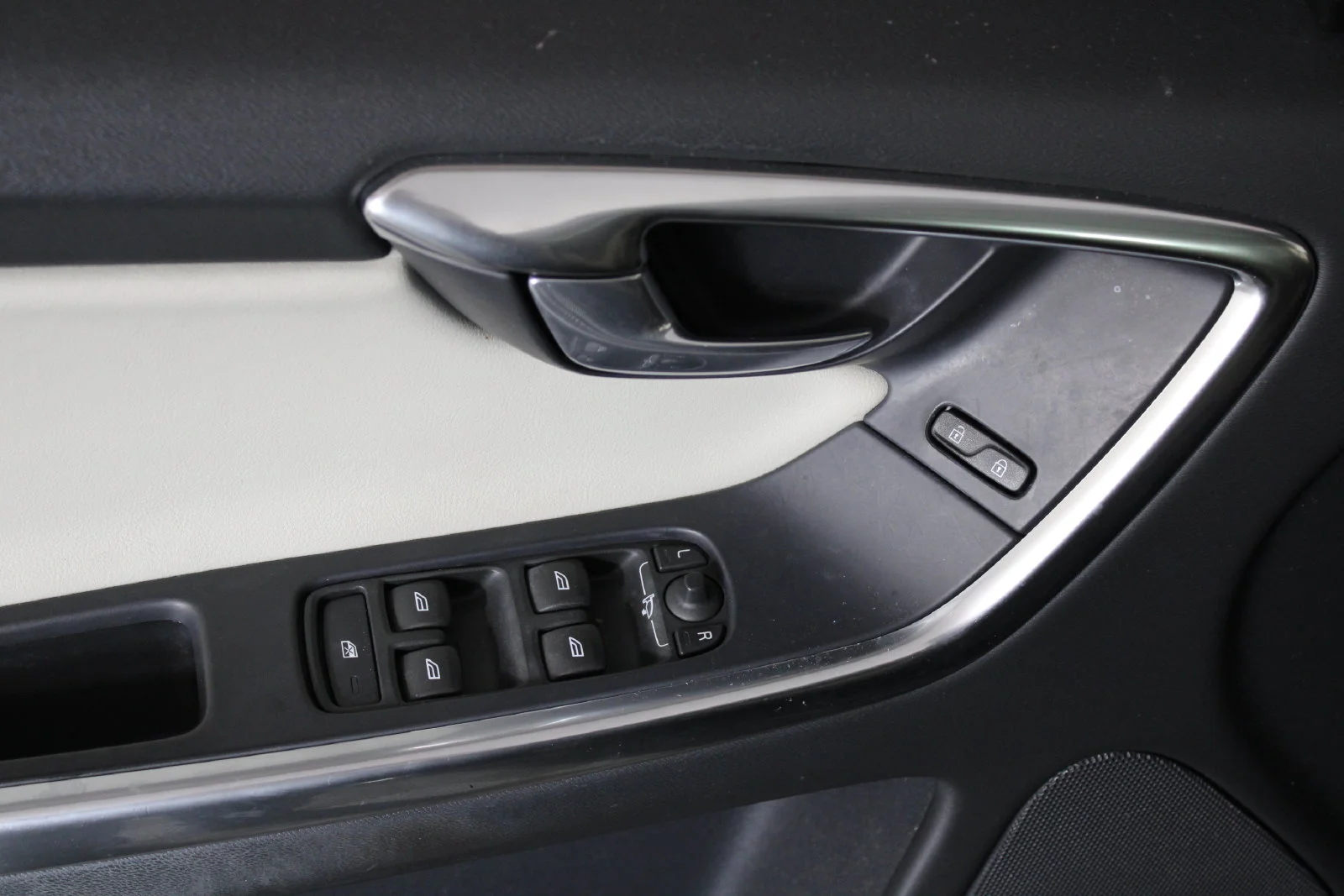 Used 2017 Black Volvo T5 Dynamic image 16