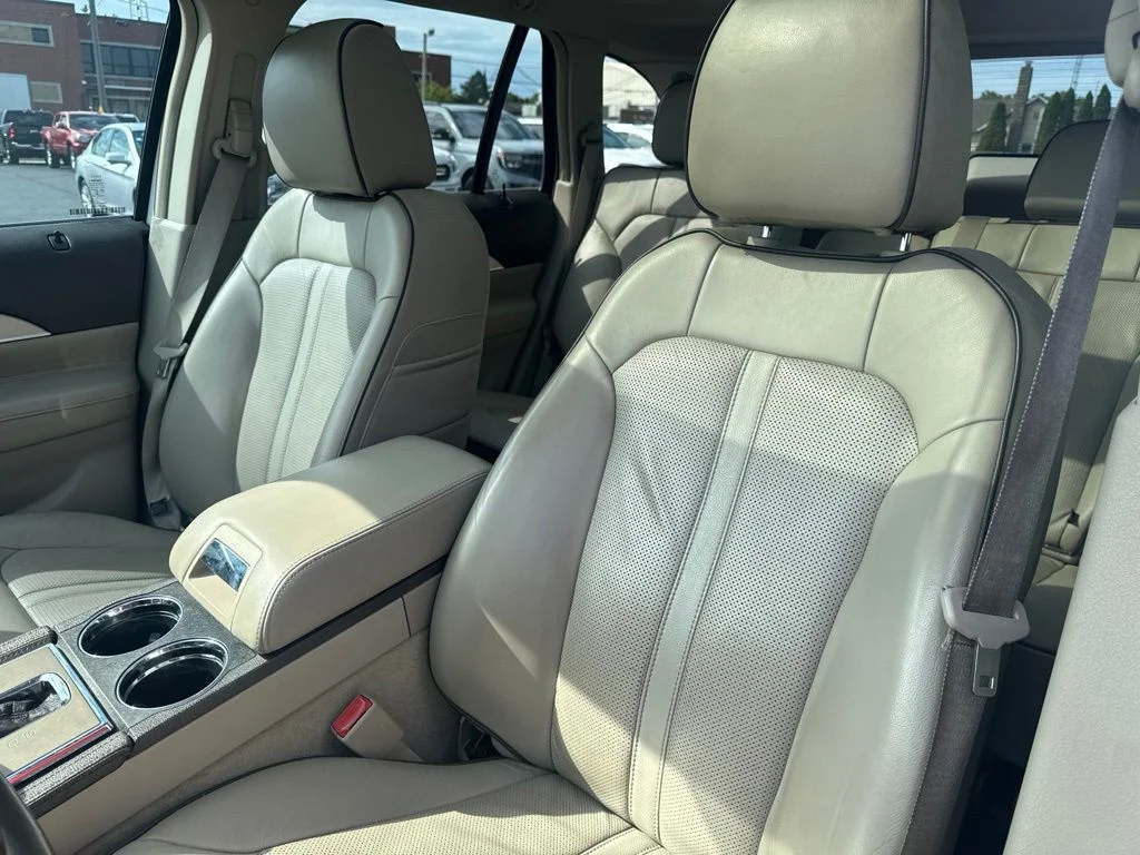 Used 2015 White Lincoln Base image 12