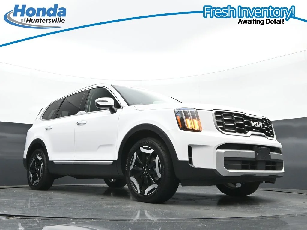 Used 2025 White Pearl Kia S image 27