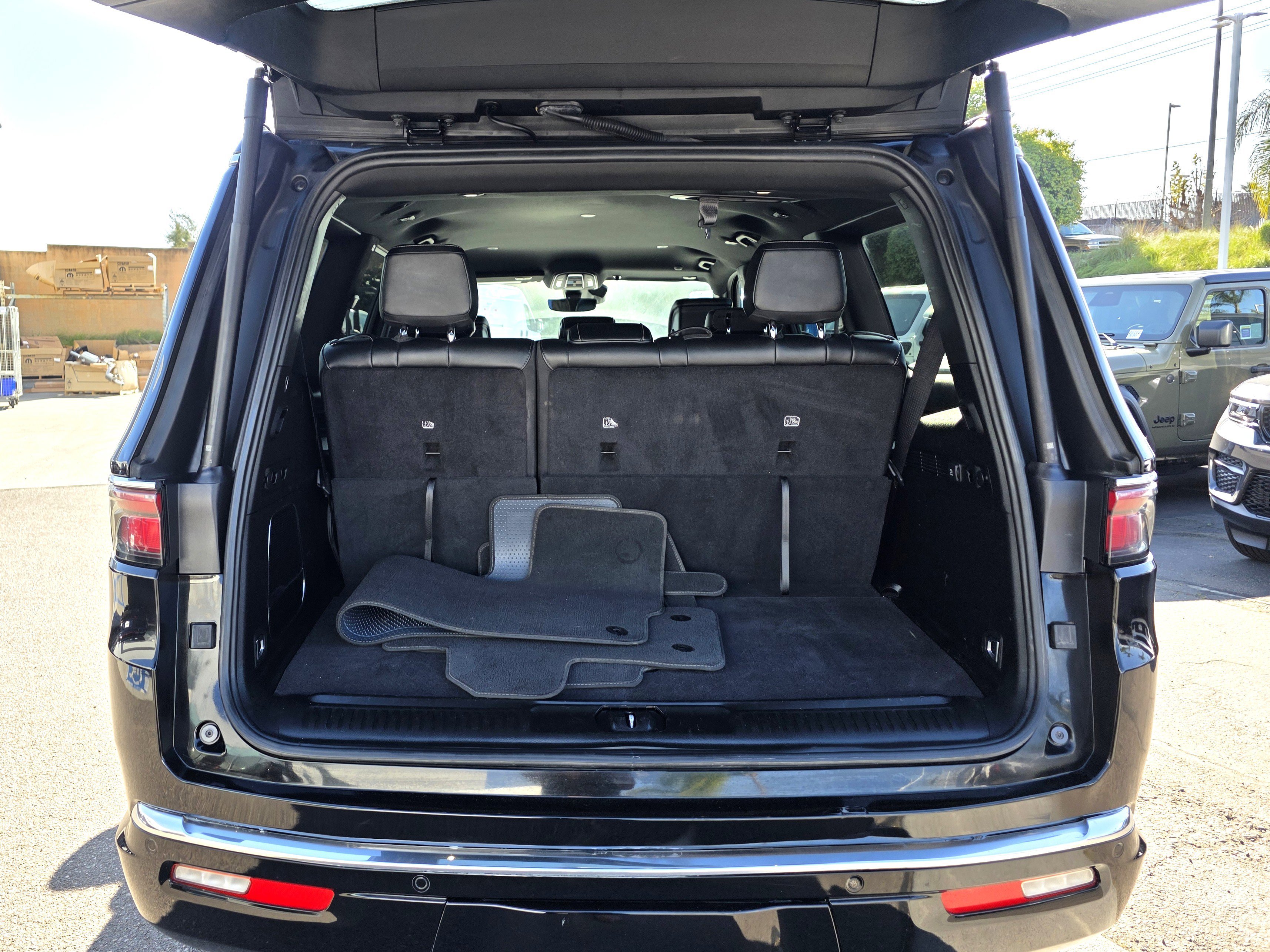 2023 Jeep Wagoneer Series II - Photo 18