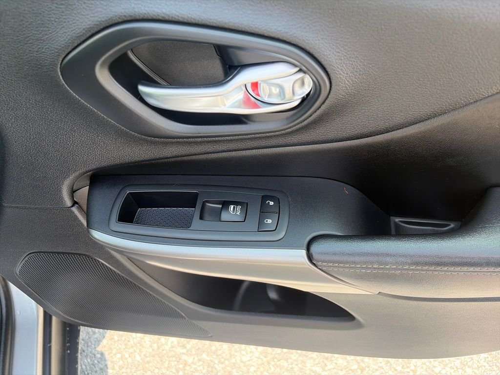 Used 2019 Silver Jeep Limited image 40