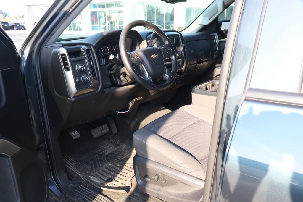 Used 2018 GRAPHITE METALLIC Chevrolet LT image 11