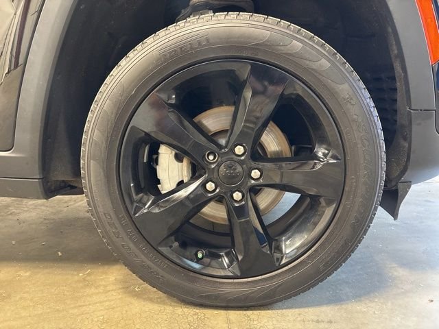Used 2023 Diamond Black Crystal Pearlcoat Jeep Limited image 11