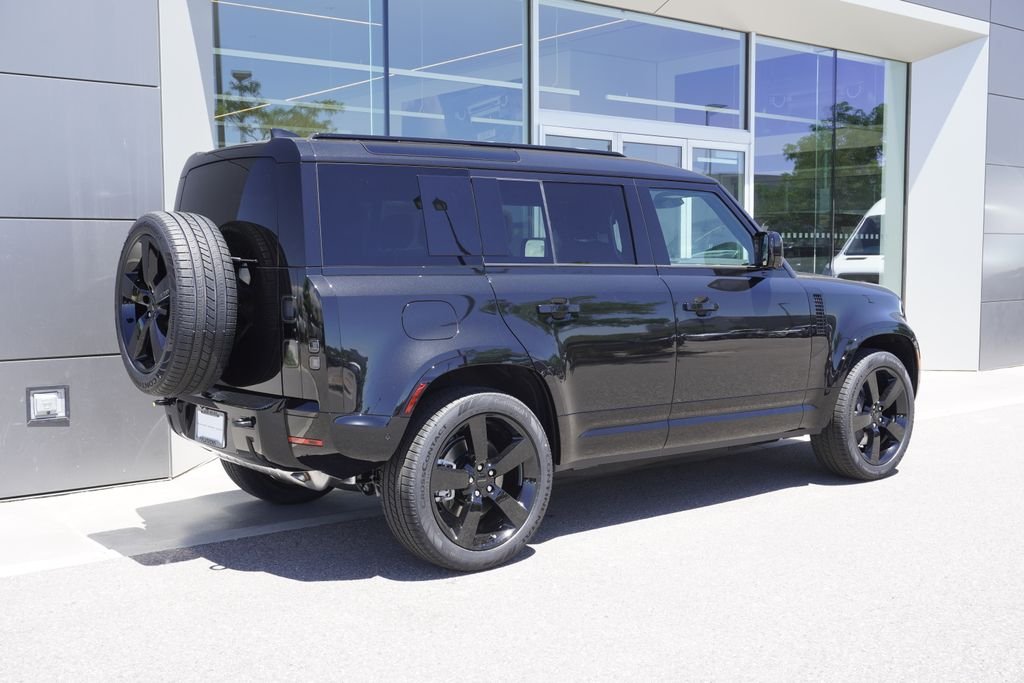New 2026 Santorini Black Land Rover X-Dynamic SE image 4