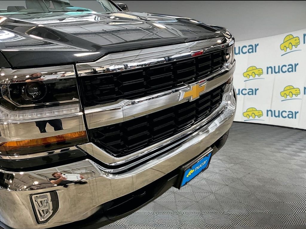 Used 2018 Gray Chevrolet LT image 33